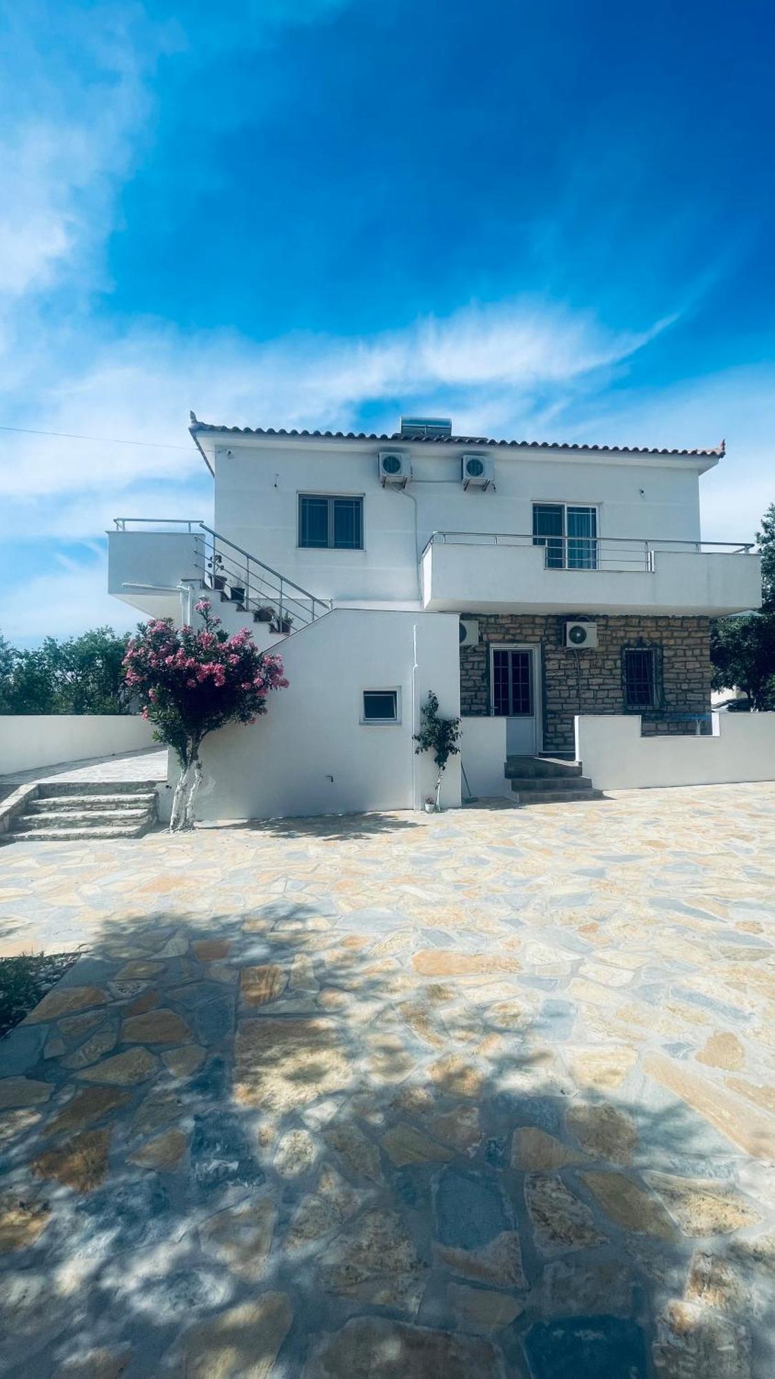 Guesthouse Dollomaja Ksamil Esterno foto